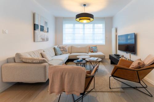 salon z kanapą i telewizorem w obiekcie Superb fully renovated semi-detached house for 6 people w mieście Le Touquet-Paris-Plage