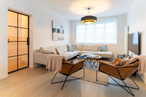 salon z kanapą i krzesłami w obiekcie Superb fully renovated semi-detached house for 6 people w mieście Le Touquet-Paris-Plage