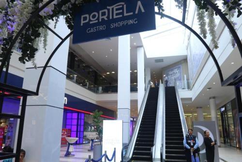 a group of people standing in a shopping mall at Ecuabook Wyndham Garden Torre Sol 907 in Guayaquil