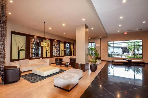 a living room with a couch and a table at Ecuabook Wyndham Garden Torre Sol 907 in Guayaquil