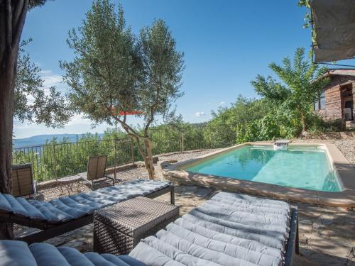 une piscine avec des chaises longues et une piscine dans l'établissement Stone House in Ardèche with Private Pool, à Rocher