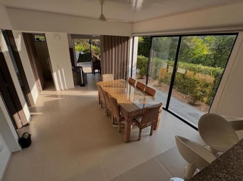 a dining room with a glass table and chairs at Casa de campo D&G in Carmen de Apicalá