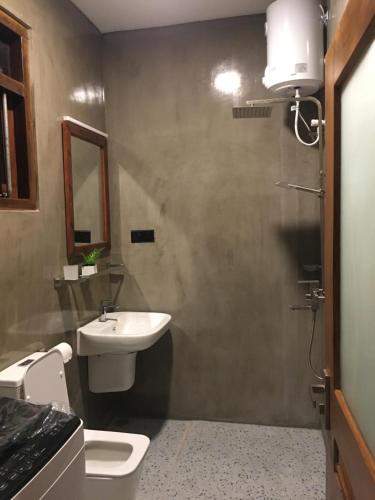 ウナワトゥナにあるLotus view Apartmentの洗面台、トイレ、シャワー付きのバスルーム