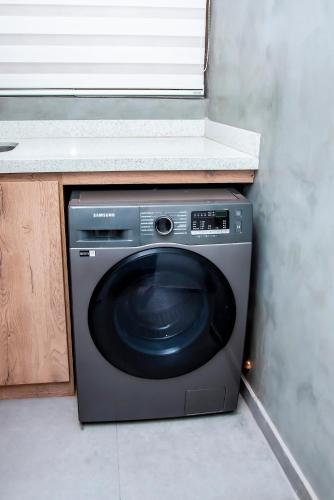a washing machine in a kitchen with a counter at Hogar de Olas Huanchaco in Huanchaco