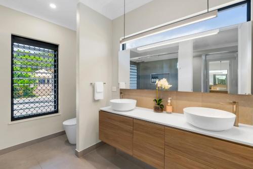 Ένα μπάνιο στο The Elysian at Argentea - Beachside Stay with Pool