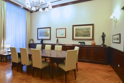 a dining room with a table and chairs at Domus Australia in Rome