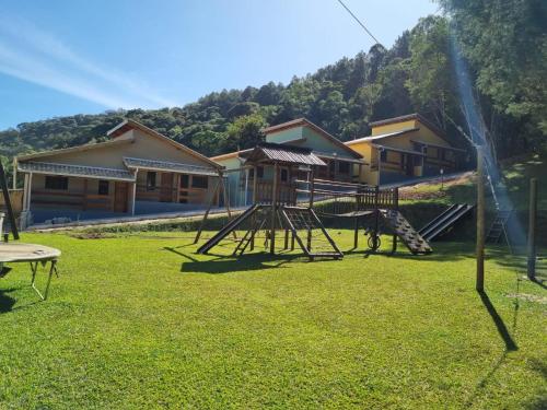 a playground with a slide in a yard at Espaço Villa Verde in Ibiúna