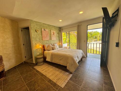 a bedroom with a bed and a balcony at Casa Palma in Xochitepec