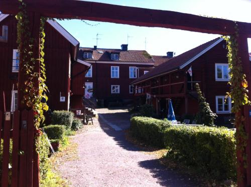 un arco que conduce a un pueblo con edificios en STF Hostel Mariestad, en Mariestad