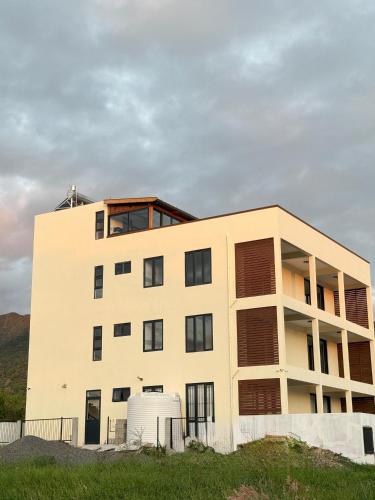Equinox Rooftop Studio في لا جاوليتي: مبنى أبيض كبير أمامه دبابة