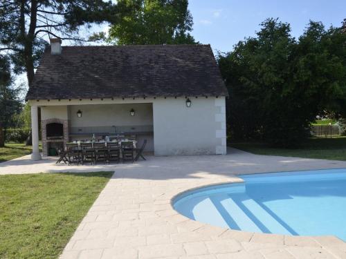 - un bâtiment avec une table de pique-nique à côté d'une piscine dans l'établissement Luxueuse demeure rénovée avec piscine chauffée et vaste parc, à proximité des châteaux et du zoo de Beauval - FR-1-491-347, à Saint-Georges-sur-Cher