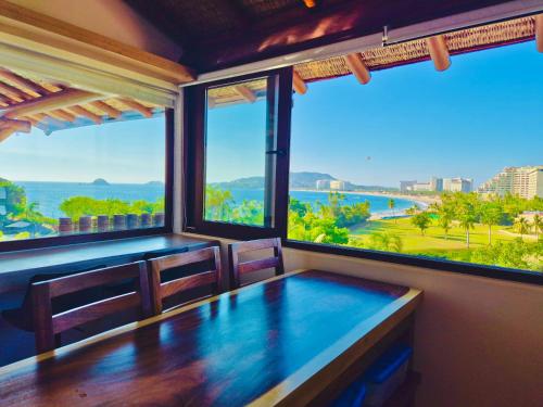 a dining room with a view of the ocean at Departamentos Frente al Mar en Ixtapa in Ixtapa