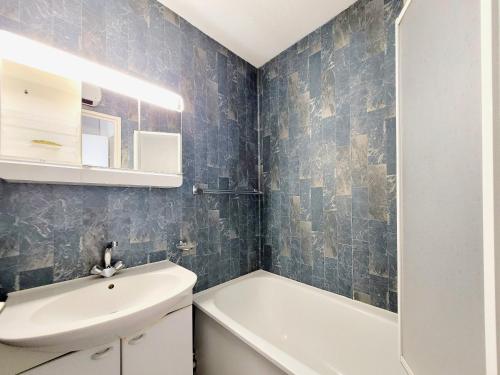 une salle de bain avec un lavabo, des toilettes et une baignoire dans l'établissement Canet-en-Roussillon - T2 cabine - 6 pers - Garage fermé - WIFI - FR-1-794-126, à Canet
