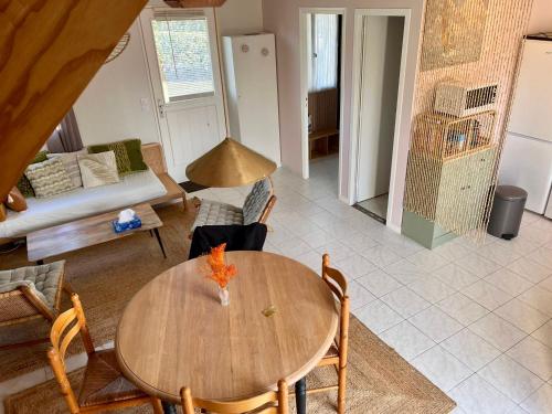un salon avec une table et des chaises en bois dans l'établissement Charmante maison proche plage à Groix, 2 chambres - FR-1-813-3, à Groix