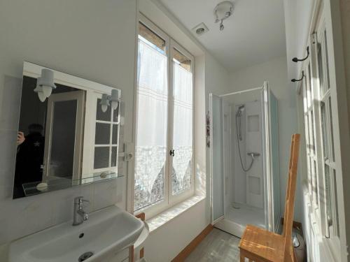 Ванная комната в Maison Historique avec Terrasse Ensoleillée et Wifi au Cœur de Villefranche-du-Périgord - FR-1-616-65
