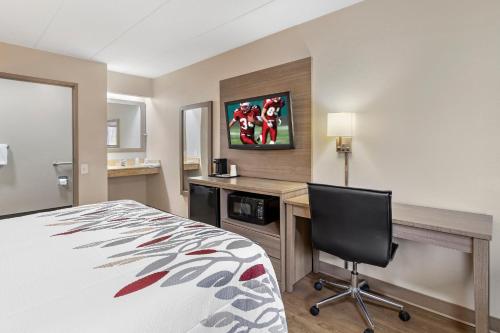 TV a/nebo společenská místnost v ubytování Red Roof Inn Parsippany