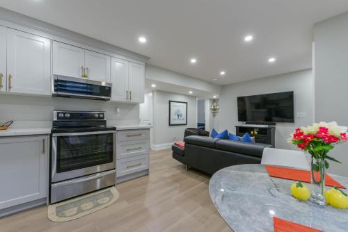 Η κουζίνα ή μικρή κουζίνα στο Stunning 2 bedroom - Oakville Prime Location