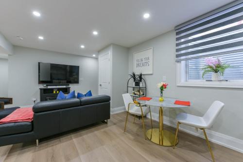 Μια τηλεόραση ή/και κέντρο ψυχαγωγίας στο Stunning 2 bedroom - Oakville Prime Location