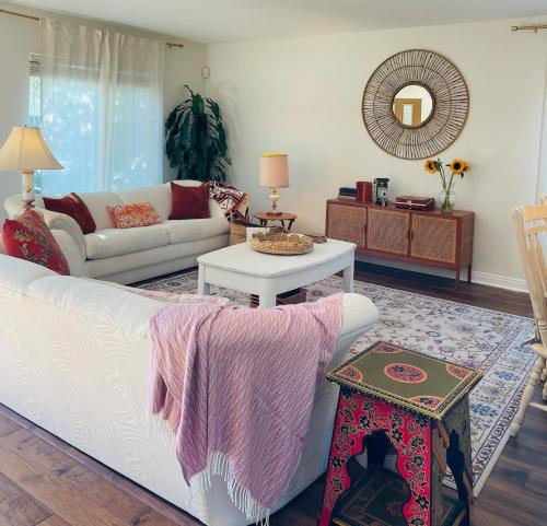 Χώρος καθιστικού στο 4Bd Spacious Oasis near wineries