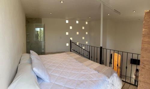 เตียงในห้องที่ Santa Noche Loft & Spa
