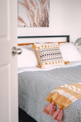 Una cama o camas en una habitación de Braelee Studio