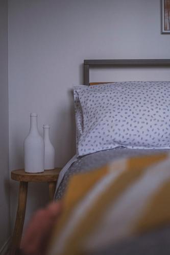 Una cama o camas en una habitación de Braelee Studio