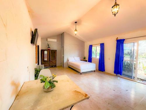 a bedroom with a bed and a table in a room at Palenquito in Palenque