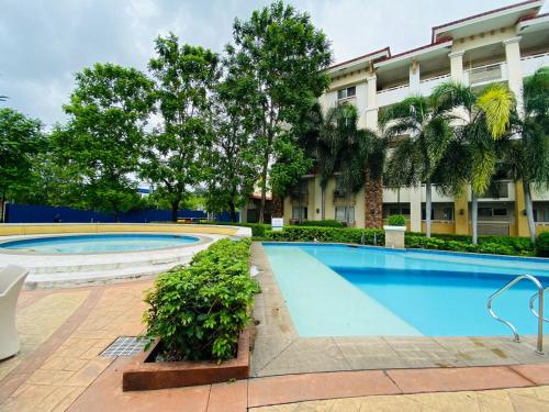 a swimming pool in front of a building at FEELS LIKE HOMIE STAYCATION in Pasig City in Manila