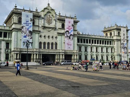 ein großes Gebäude mit Menschen davor in der Unterkunft Modern Loft 511 in Centro Historico Centro Vivo in Las Victorias