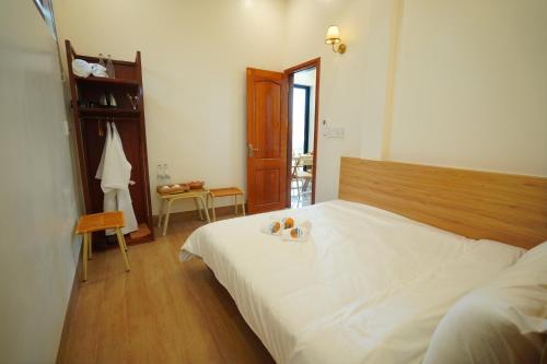 a bedroom with a bed with two bowls of fruit on it at Sunsea House-Đá Đĩa Phú Yên in Tuy An