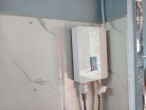 Phumĭ Kâoh RŏngSunrise View Hostel的浴室墙上的肥皂机