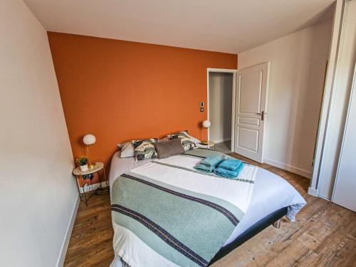 Posteľ alebo postele v izbe v ubytovaní Jacuzzi Terrasse 86 - Terrasse & Climatisation - 4 personnes - BnB Epernay