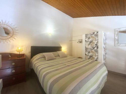 une chambre avec un lit avec une commode et un miroir dans l'établissement Duplex rénové face à la plage avec balcon et parking - FR-1-738-41, à Saint-Palais-sur-Mer