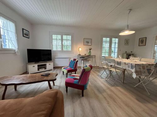 un salon avec un canapé et une table dans l'établissement Maison rénovée 3 chambres avec jardin à Saint-Pierre d'Oléron - FR-1-246A-342, à Saint-Pierre-dʼOléron
