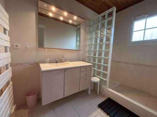une salle de bain avec un lavabo et un miroir dans l'établissement Maison rénovée 3 chambres avec jardin à Saint-Pierre d'Oléron - FR-1-246A-342, à Saint-Pierre-dʼOléron