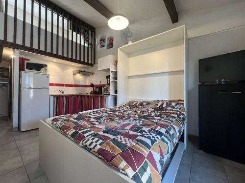 une chambre avec un lit avec une couette colorée dans l'établissement Pavillon avec Terrasse et Parking Privé à Gruissan - FR-1-229-893, à Gruissan