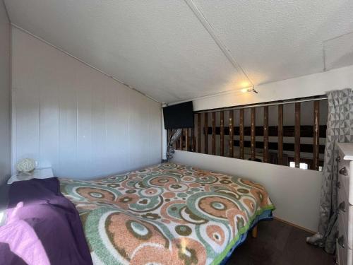 une petite chambre avec un lit dans une pièce dans l'établissement Pavillon avec Terrasse et Parking Privé à Gruissan - FR-1-229-893, à Gruissan