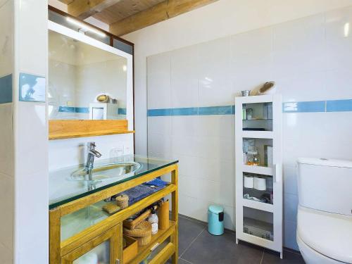 Photo de la galerie de l'établissement Maison de vacances Marseillan avec piscine privée - FR-1-326-844, à Marseillan