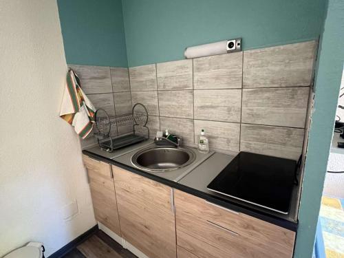 une petite cuisine avec un évier et un comptoir dans l'établissement Appartement 2 pièces avec terrasse, parking, proche plage pour 4 personnes - FR-1-701-86, à Valras-Plage