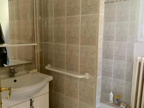 Photo de la galerie de l'établissement F2 ensoleillé près des thermes, animaux admis - FR-1-703-203, à Amélie-les-Bains-Palalda