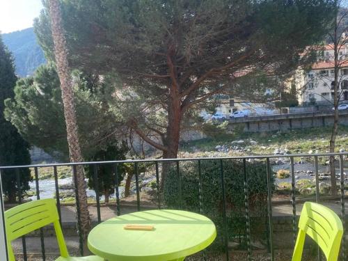 Photo de la galerie de l'établissement F2 ensoleillé près des thermes, animaux admis - FR-1-703-203, à Amélie-les-Bains-Palalda