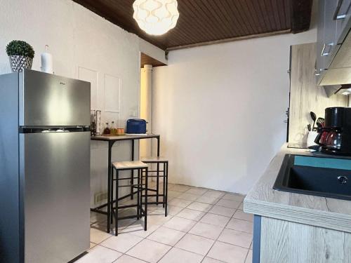 une cuisine avec un réfrigérateur en acier inoxydable et un évier dans l'établissement Appartement 2 pièces rénové au cœur de Banyuls, climatisé, proche plage - FR-1-225C-157, à Banyuls-sur-Mer