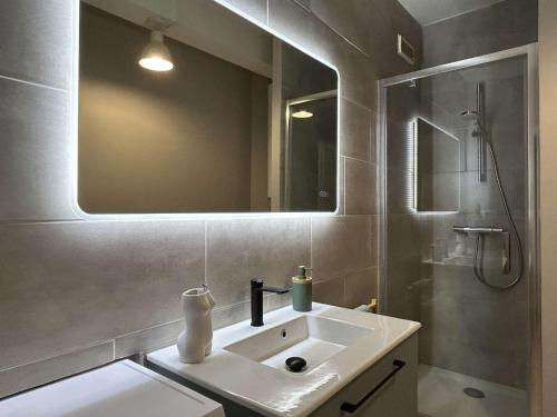 une salle de bain avec un lavabo et un miroir dans l'établissement Appartement 2 pièces rénové au cœur de Banyuls, climatisé, proche plage - FR-1-225C-157, à Banyuls-sur-Mer
