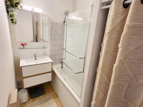 une salle de bain avec une douche, un lavabo et un miroir dans l'établissement Appartement T2 avec Wi-Fi et parking à 200 m des plages - FR-1-316-342, à Six-Fours-les-Plages