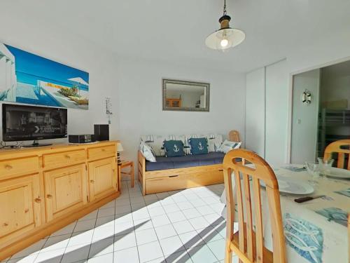 un salon avec un canapé et une salle à manger dans l'établissement Appartement 1 pièce, 4 couchages, Saint Gilles Croix de Vie, Parking - FR-1-224-816, à Saint-Gilles-Croix-de-Vie