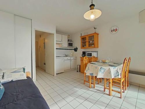 une cuisine et une salle à manger avec une table et des chaises dans l'établissement Appartement 1 pièce, 4 couchages, Saint Gilles Croix de Vie, Parking - FR-1-224-816, à Saint-Gilles-Croix-de-Vie