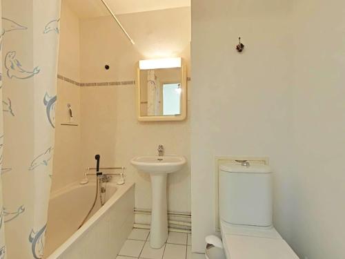 une salle de bain blanche avec un lavabo et des toilettes dans l'établissement Appartement 1 pièce, 4 couchages, Saint Gilles Croix de Vie, Parking - FR-1-224-816, à Saint-Gilles-Croix-de-Vie