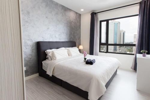 Postel nebo postele na pokoji v ubytování A Modern & Bright Suasana Suites in Johor Bahru