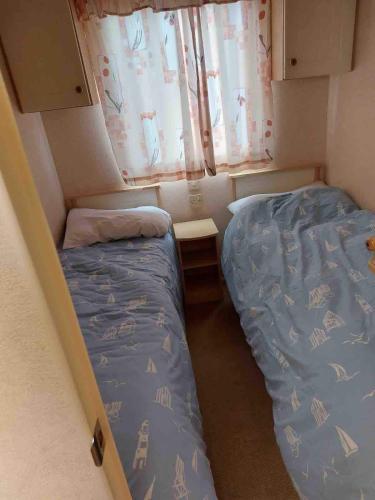 Katil atau katil-katil dalam bilik di Haven Devon Cliffs Caravan