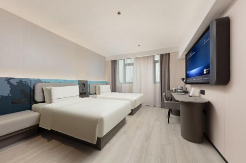Rúm í herbergi á Atour Light Hotel Shanghai Pudong Chuansha Road